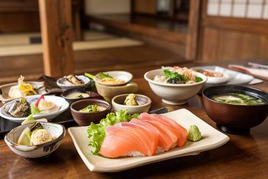 上市町の木造日本料理店でます寿司と小鉢を並べた昼の食卓